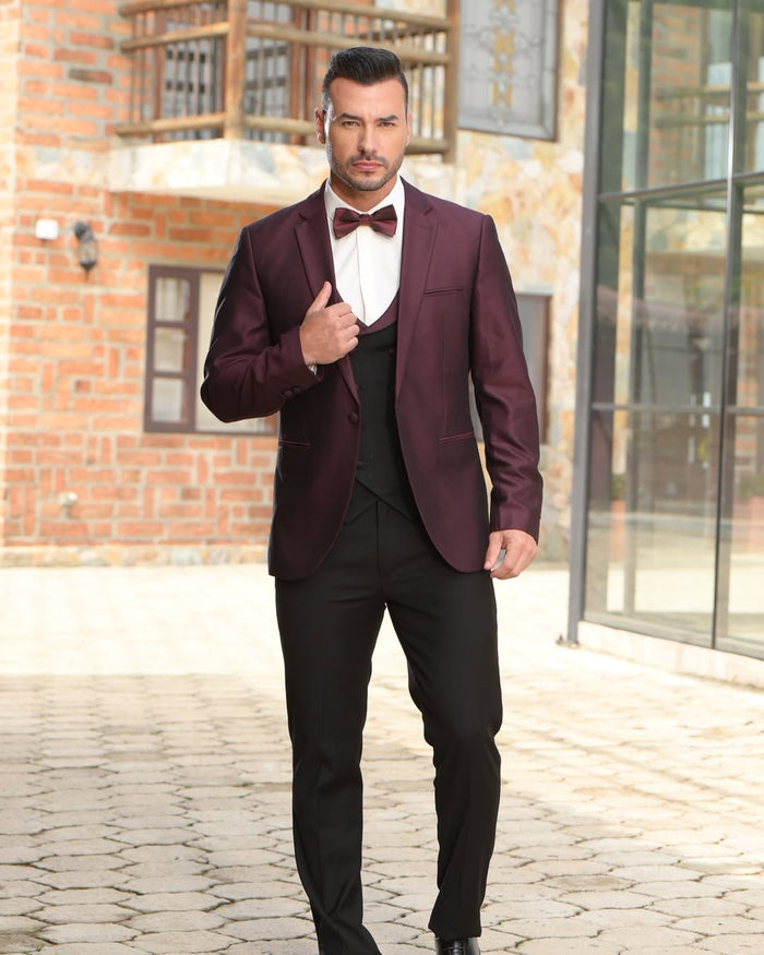 Saco vino con pantalón negro y corbatín