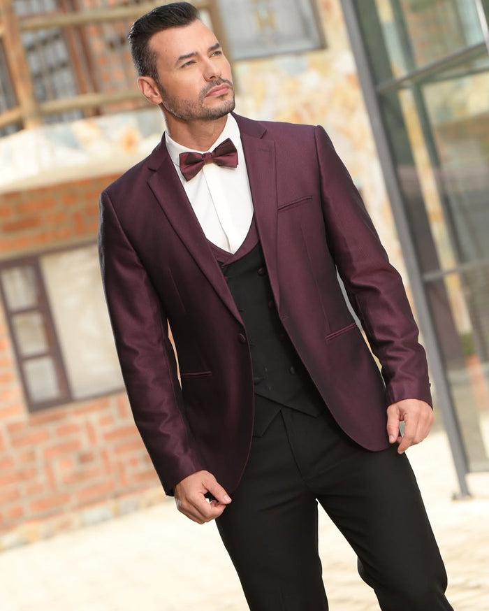 Saco vino texturizado con corbatín, ideal para eventos de noche