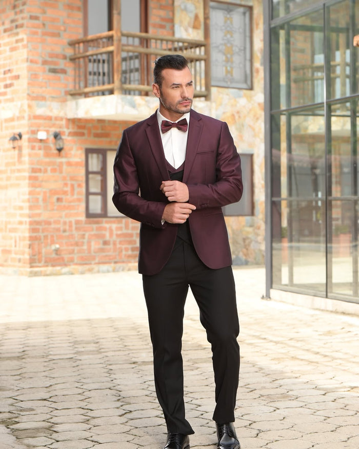 Saco vino con pantalón negro, chaleco y corbatín
