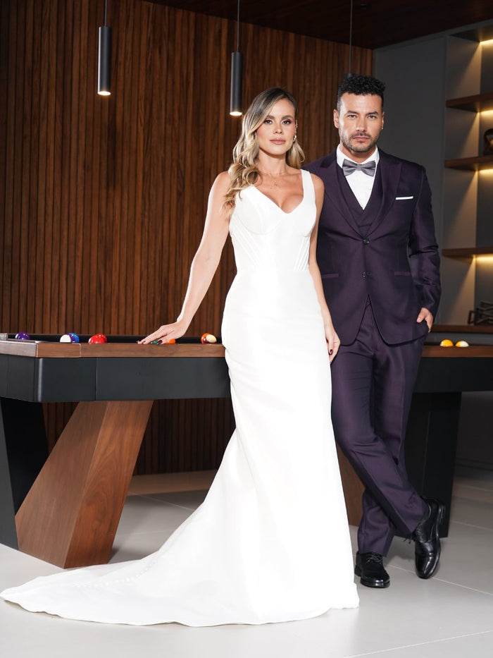 Traje de novio azul marino junto a vestido de novia
