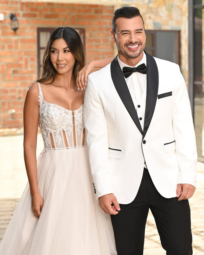 Smoking blanco de novio junto a vestido de novia
