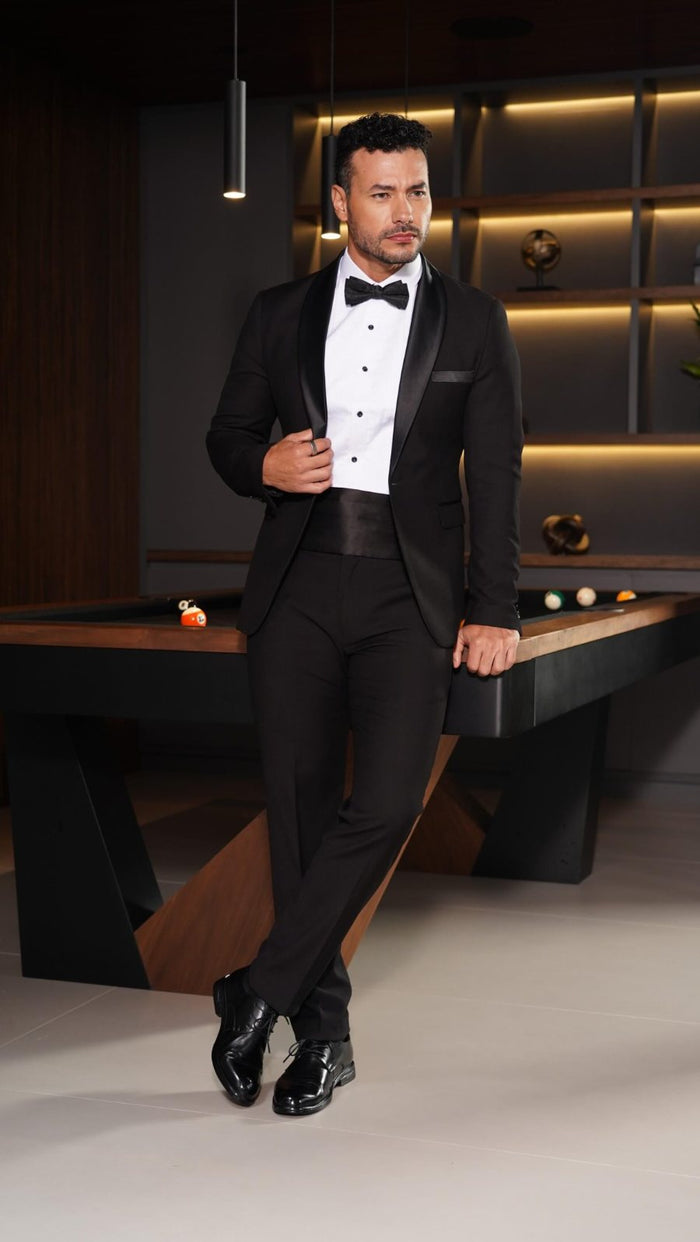 Smoking negro con corbatín para novio o evento de gala
