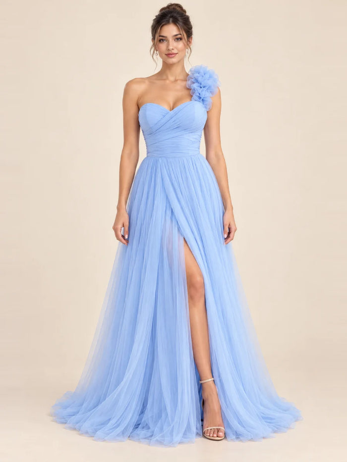 Vestido de grado y fiesta tul a un hombro con flores en color azul cielo, nuevo ingreso de la colección 2026 de Casa París en modelo virtual