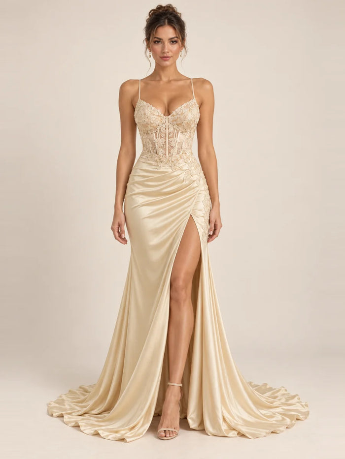Vestido de grado y fiesta satín con corset de encaje en color champaña, nuevo ingreso de la colección 2026 de Casa París en modelo virtual