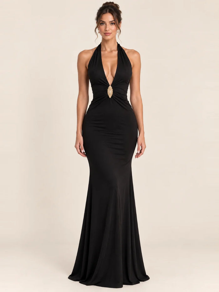 Vestido de grado y fiesta halter con broche joya en color negro, nuevo ingreso de la colección 2026 de Casa París en modelo virtual