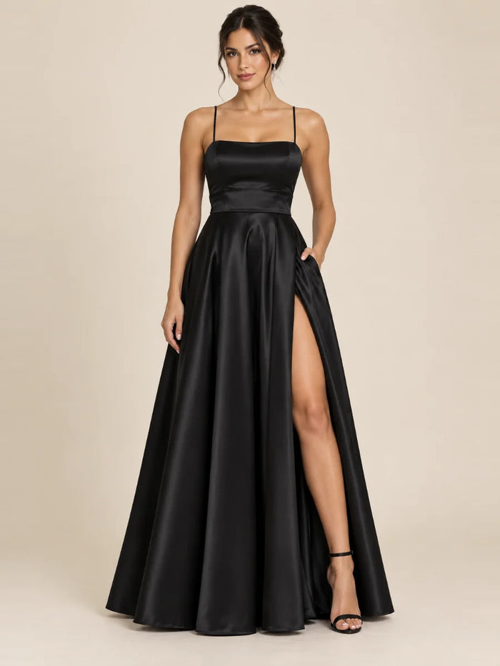 Vestido de grado y fiesta satín con abertura y espalda cruzada en color negro, nuevo ingreso de la colección 2026 de Casa París en modelo virtual