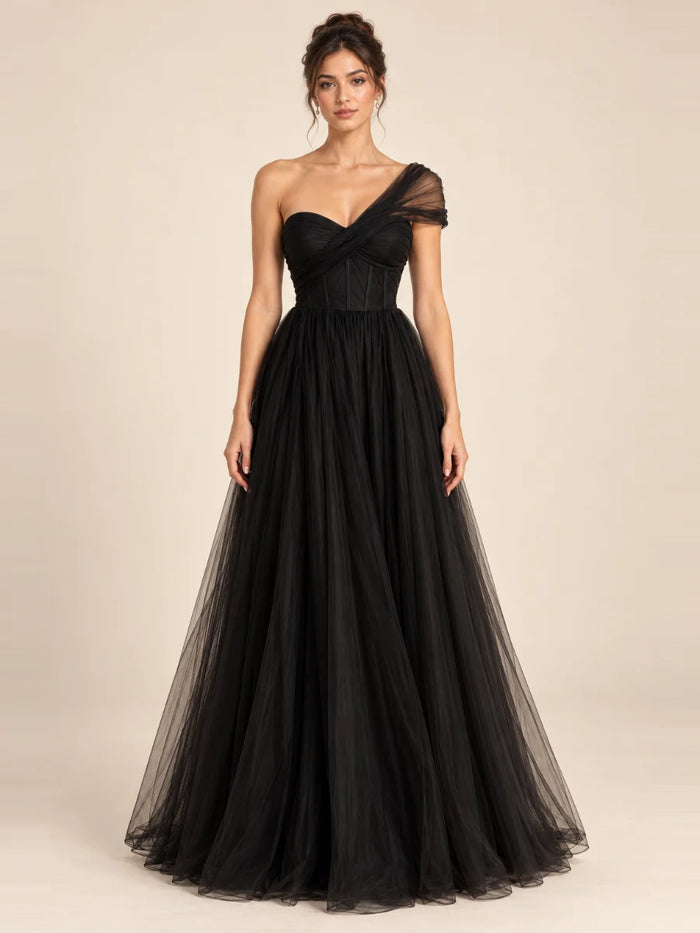 Vestido de grado y fiesta un hombro con corset en tul en color negro, nuevo ingreso de la colección 2026 de Casa París en modelo virtual