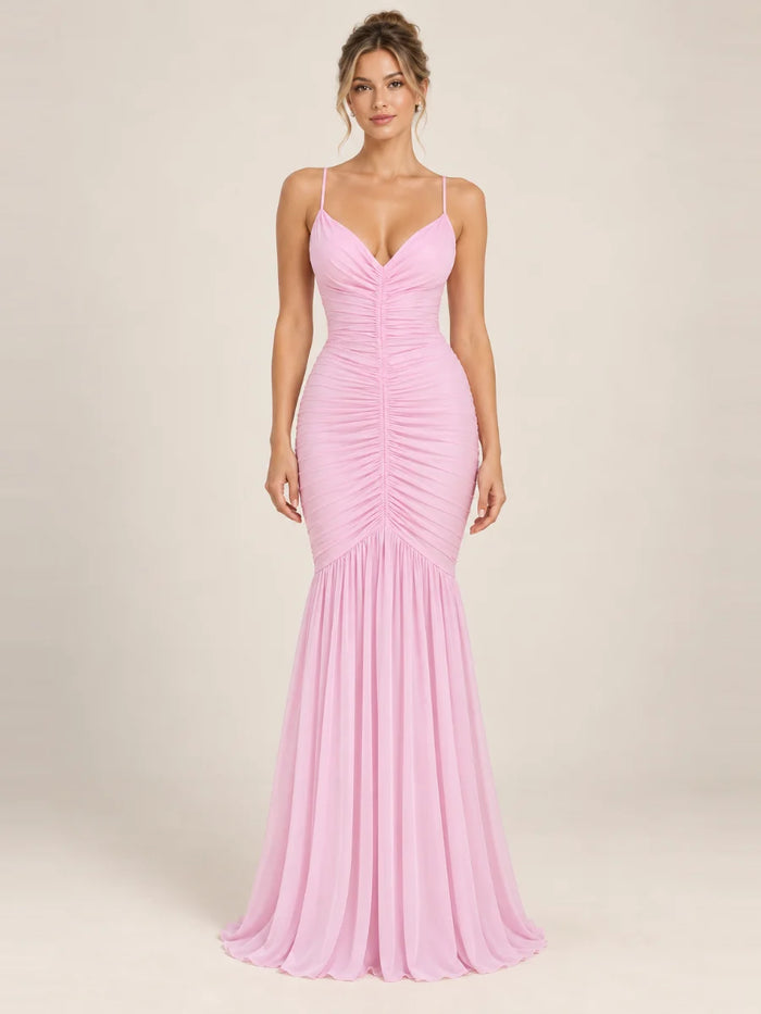 Vestido de grado y fiesta fruncido central y falda sirena en color rosa pastel, nuevo ingreso de la colección 2026 de Casa París en modelo virtual