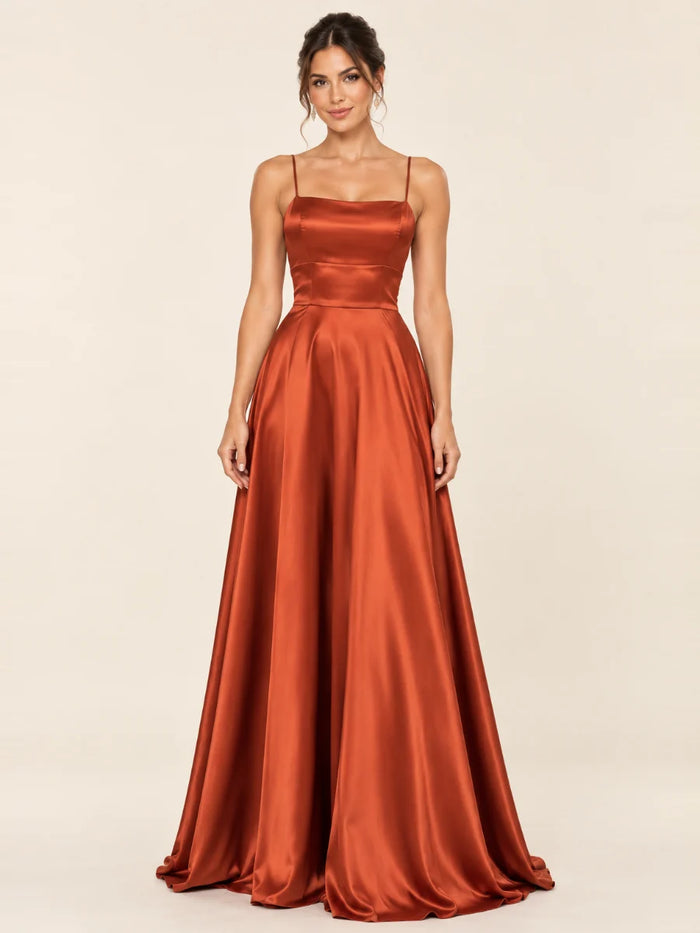 Vestido de grado y fiesta satín con escote cuadrado en color terracota, nuevo ingreso de la colección 2026 de Casa París en modelo virtual