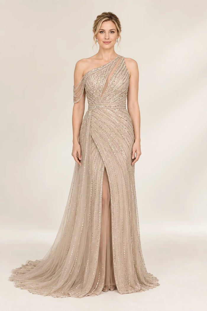 Vestido de grado asimétrico con pedrería en color dorado, colección 2026 de Casa París en modelo virtual