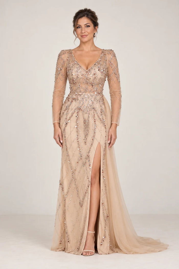 Vestido de grado bordado con caída de tul en color beige, colección 2026 de Casa París en modelo virtual