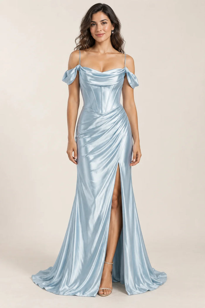 Vestido de grado drapeado con caída lateral en color azul cielo, colección 2026 de Casa París en modelo virtual