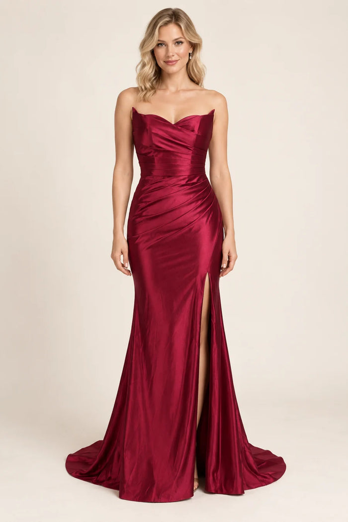 Vestido de grado escote asimétrico y drapeado en color vino, colección 2026 de Casa París en modelo virtual