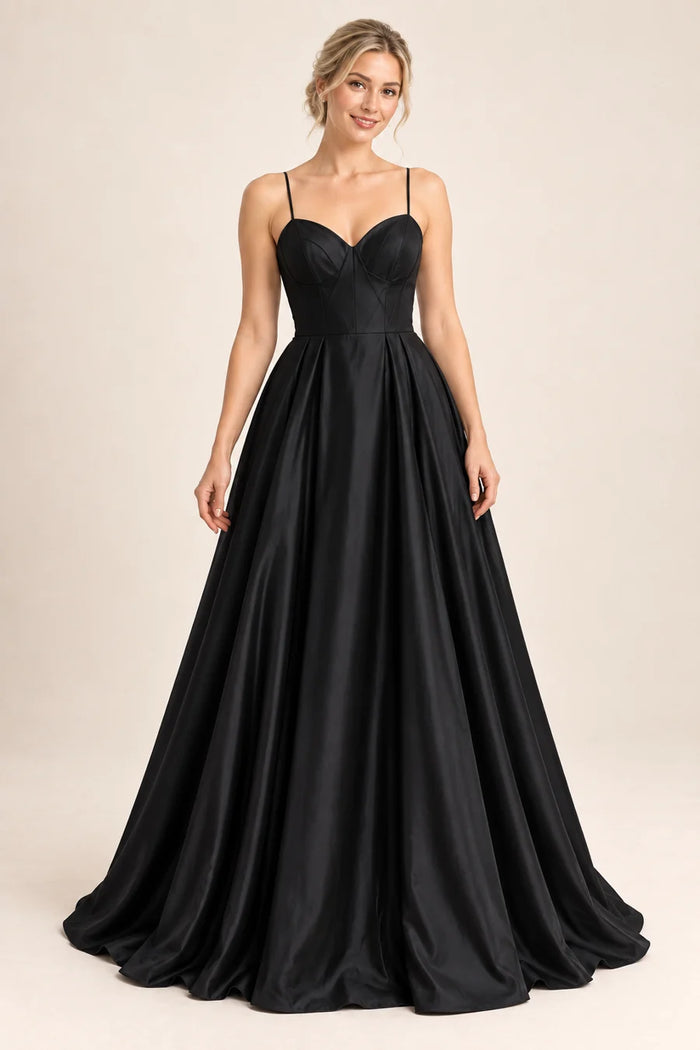 Vestido de grado escote corazón y falda amplia en color negro, colección 2026 de Casa París en modelo virtual