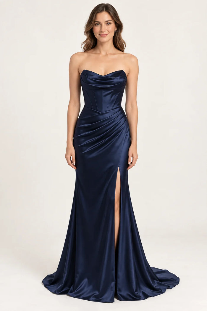 Vestido de grado escote drapeado en color azul marino, colección 2026 de Casa París en modelo virtual