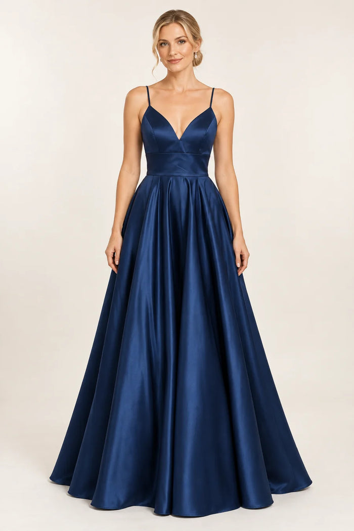 Vestido de grado escote en v y falda amplia en color azul marino, colección 2026 de Casa París en modelo virtual
