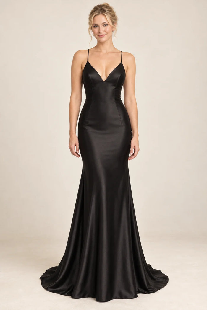 Vestido de grado escote en v y líneas limpias en color negro, colección 2026 de Casa París en modelo virtual
