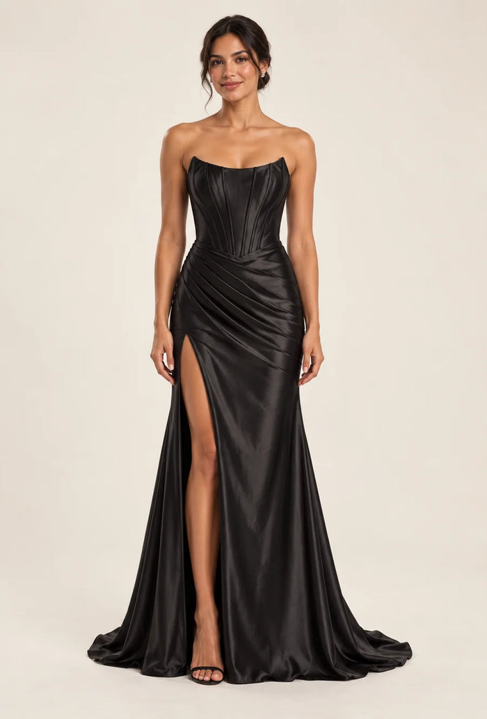 Vestido de grado escote recto y caída satinada en color negro, colección 2026 de Casa París en modelo virtual
