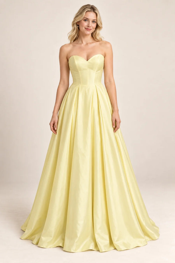 Vestido de grado línea a sin tirantes en color amarillo, colección 2026 de Casa París en modelo virtual