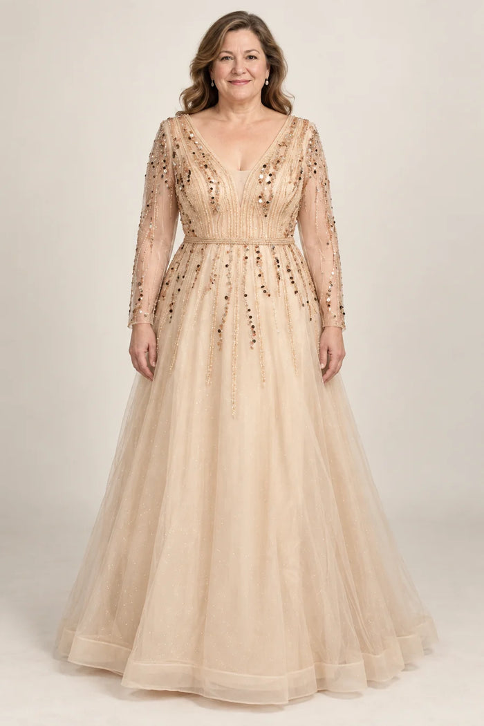 Vestido de grado mangas largas y destellos dorados en color beige champaña, colección 2026 de Casa París en modelo virtual