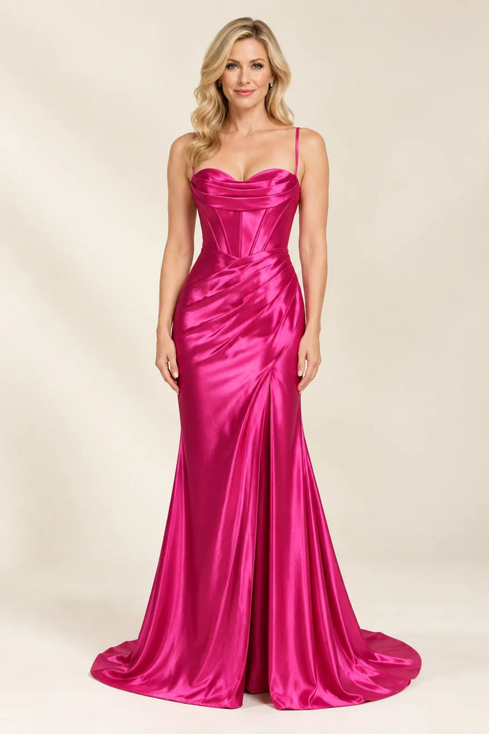 Vestido de grado satén con espalda cruzada en color fucsia, colección 2026 de Casa París en modelo virtual