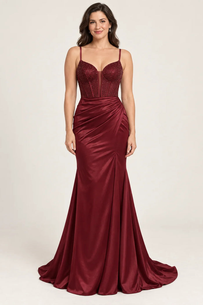 Vestido de grado tirantes con pedrería en color vino, colección 2026 de Casa París en modelo virtual