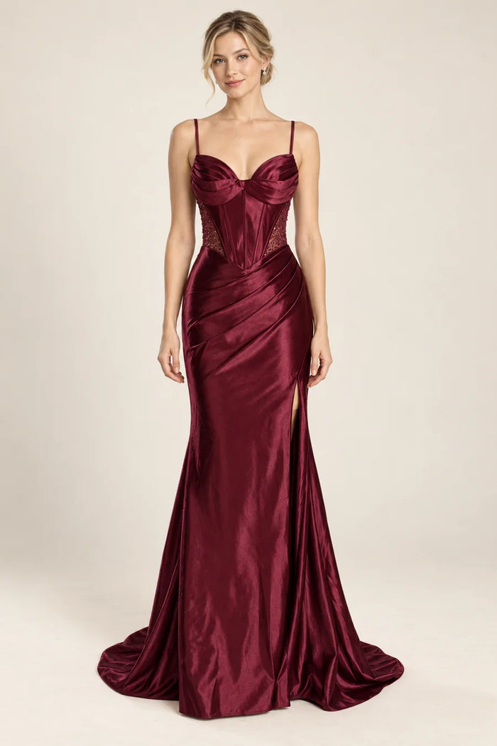 Vestido de grado tirantes y corsé en color vino, colección 2026 de Casa París en modelo virtual