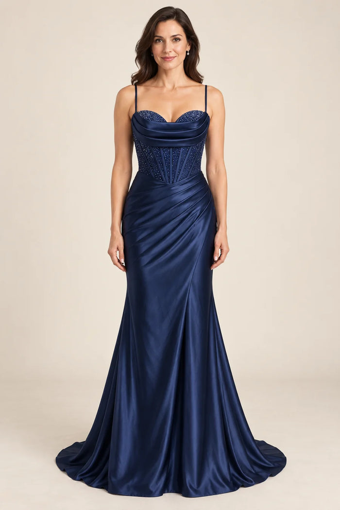 Vestido de grado tirantes y escote suave en color azul marino, colección 2026 de Casa París en modelo virtual