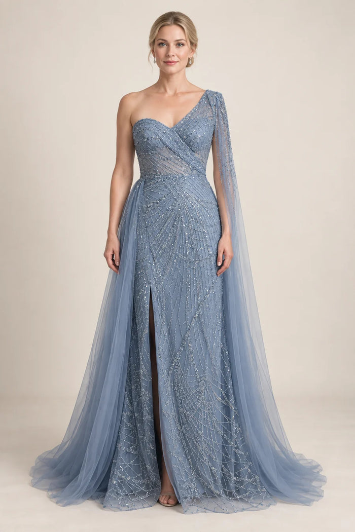 Vestido de grado un hombro y capa de tul en color azul grisáceo, colección 2026 de Casa París en modelo virtual